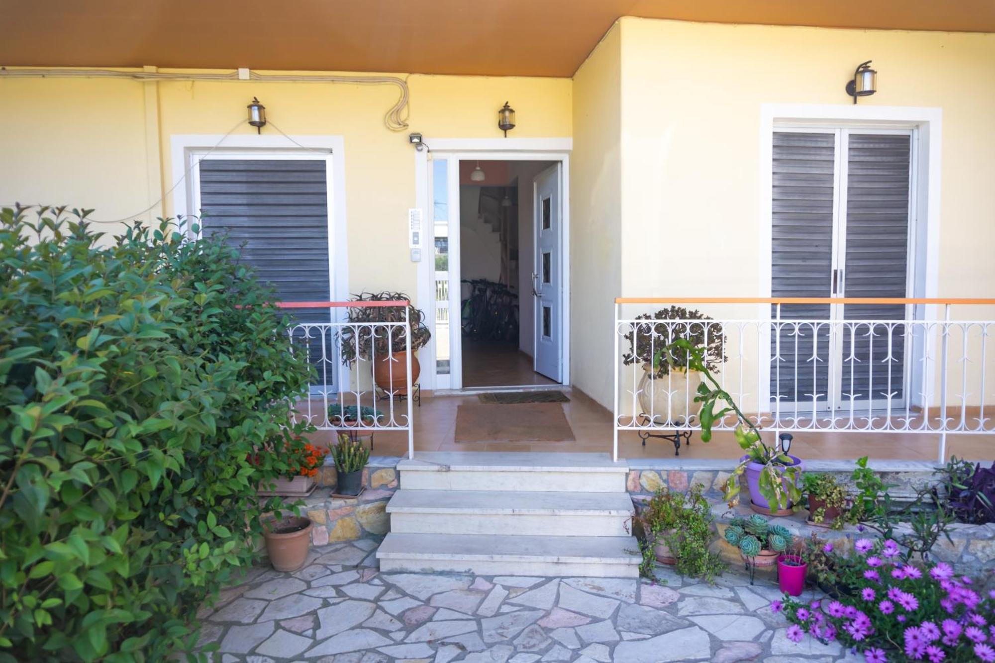 Mema'S Tranquil Studio In Patra - Free Parking Eksteriør billede